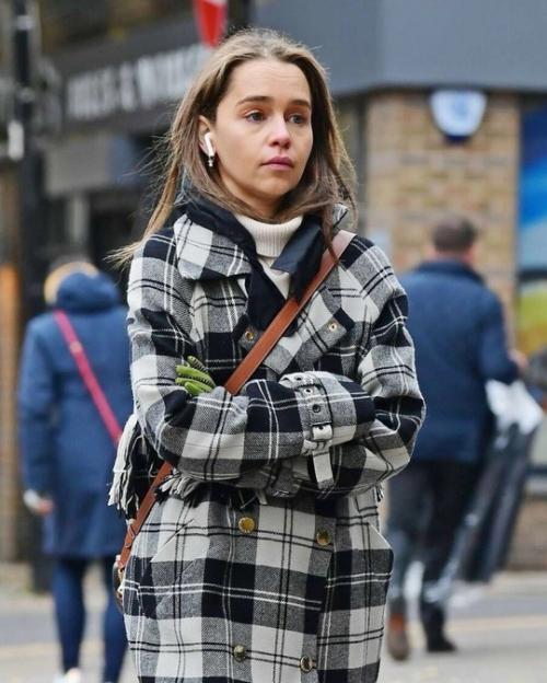 Эмилия Кларк успокоила поклонников, обеспокоенных ее внешним видом. 04