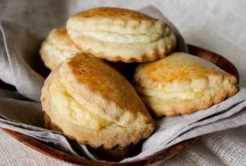 Сочники? 

Вот воскресным вечерком решила сделать что-нибудь вкусненькое и побаловать домашних.  