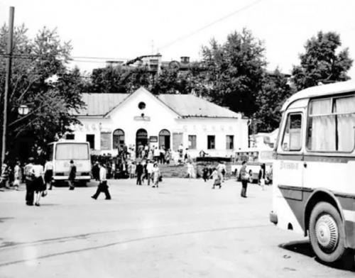 Знаете ли вы, как выглядели старый вокзал в городе Владимир, старый автовокзал и привокзальная площадь до открытия нового здания в 1975 году? 08