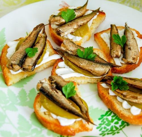 Праздничные бутерброды со шпротами. 02