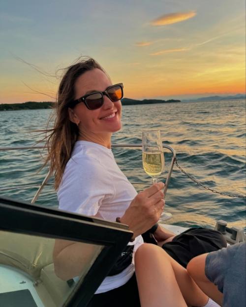 В 52 года Дженнифер гарнер полна энергии. 02