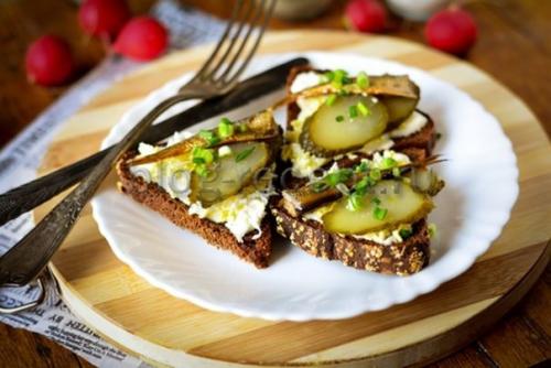 Праздничные бутерброды со шпротами. 01