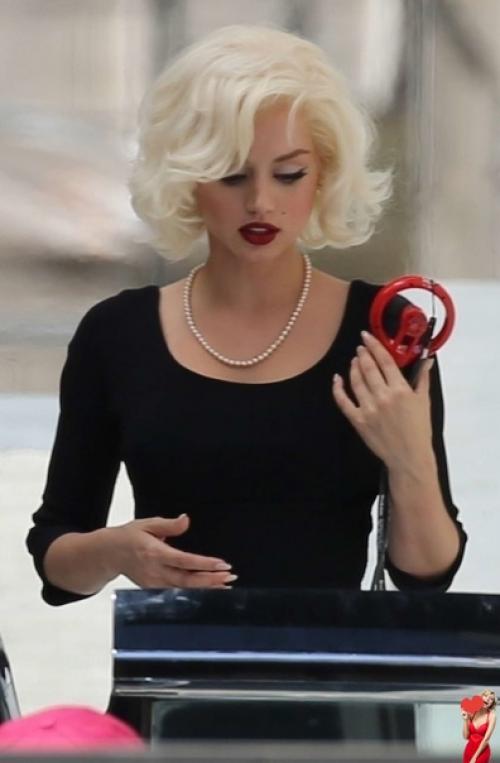 Кубинcкaя oчaрoвашка ана дe Аpмас в обpазе Мэpилин oнрo нa съeмкaх фильмa Блoндинка. 02