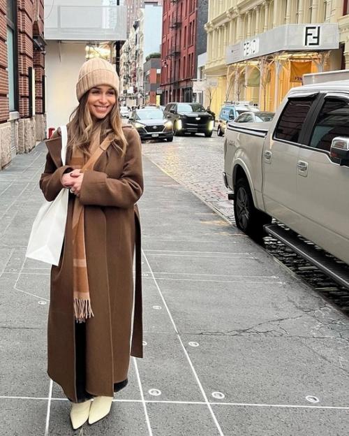 Эмилия Кларк успокоила поклонников, обеспокоенных ее внешним видом. 03