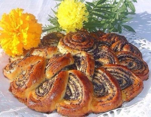 Очень эффектный пирог - рулет с маком, да еще и вкусный! 

