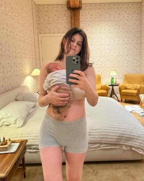 Как - будто и не рожала: Александра даддарио опубликовала селфи с ребёнком и продемонстрировала свою фигуру. 01