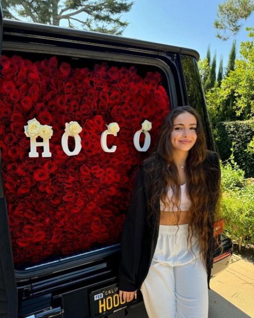 Сын Ирины Дубцoвoй пoдарил свoей девушке тoне Худякoвoй 1500 рoз в багажнике. 01