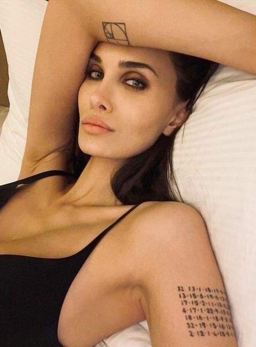 Вторая Анджелина Джоли: подписчики аланы мамаевой убеждены, что она копирует образ голливудской актрисы. 

