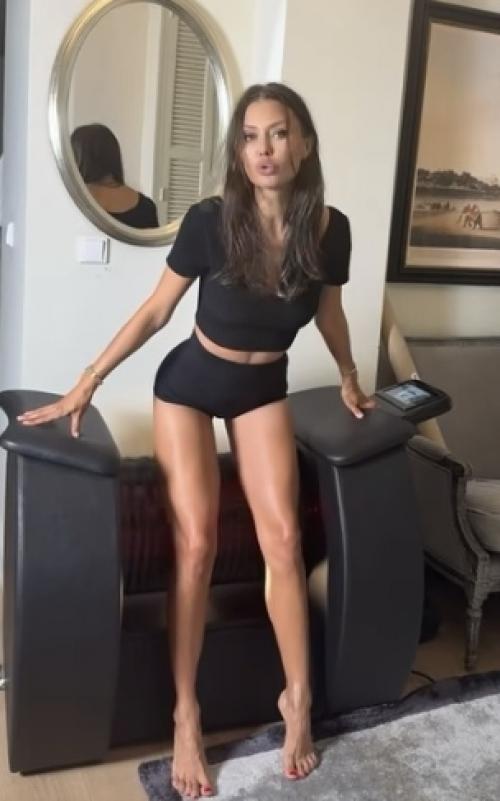 Боня приобрела себе аппарат для растопки целлюлита - и, судя по реакции, он ей нравится даже больше, чем фитнес - тренеры. 01