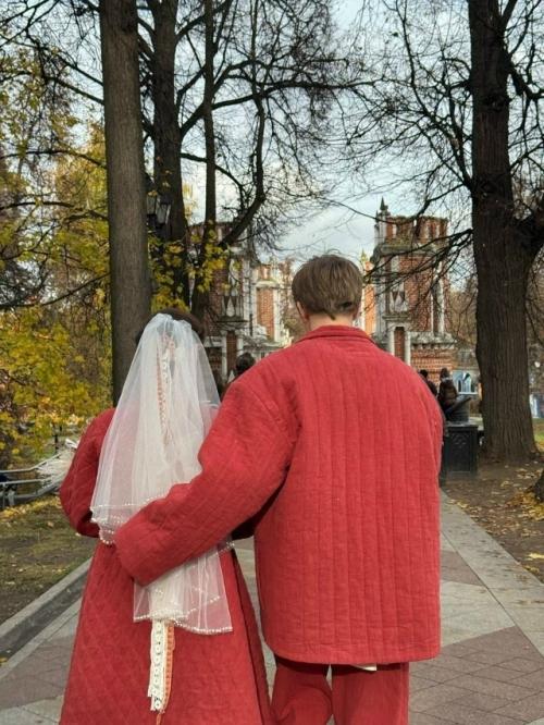 В сети появились фото со свадьбы 18-летнего актёра Тимофея кочнева и 20-летней актрисы Таисьи Калининой. 03