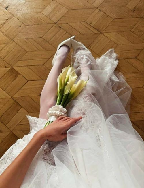 Валя карнавал удивила своих поклонников новым фото в платье, которое очень напоминает свадебное! 01