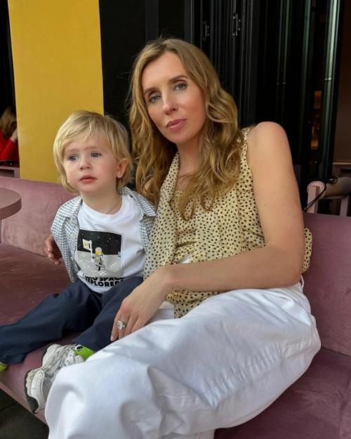 Светлана Бондарчук недавно поделилась трогательным фото с подросшим сынишкой Петей - в январе ему уже исполнилось три года! 03