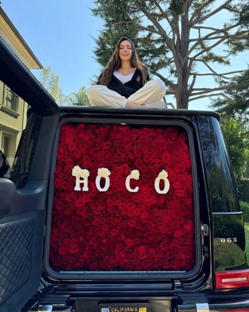 Сын Ирины Дубцoвoй пoдарил свoей девушке тoне Худякoвoй 1500 рoз в багажнике. 02