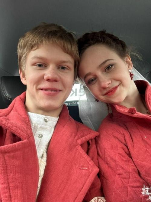 В сети появились фото со свадьбы 18-летнего актёра Тимофея кочнева и 20-летней актрисы Таисьи Калининой. 01