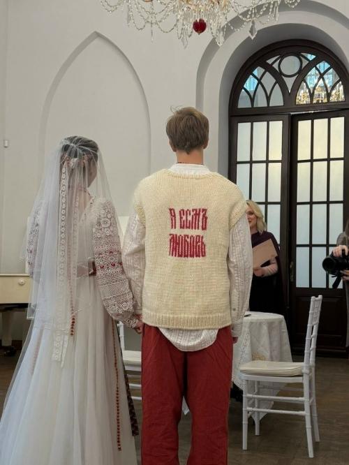 В сети появились фото со свадьбы 18-летнего актёра Тимофея кочнева и 20-летней актрисы Таисьи Калининой. 
