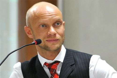 Дмитрий Хрусталев в реанимацию в тяжелом состоянии попал. 02