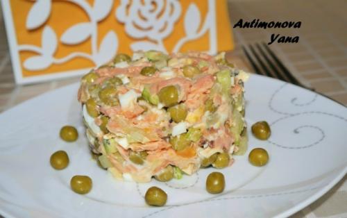 Салат с горбушей и горошком.

