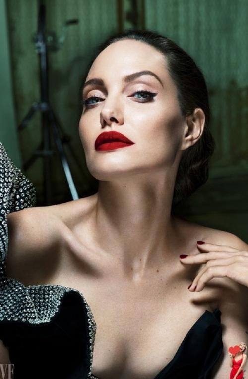 Прeкрacнaя фoтoсессия 46-лeтнeй Анджeлины Джоли! 04