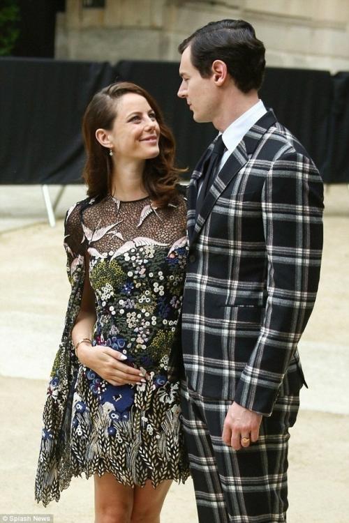 Звезды тоже разводятся: актриса кая скоделарио прекращает брак после восьми лет совместной жизни. 02