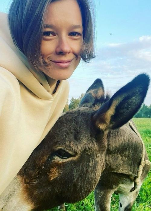 Танцы помогают сохранить молодость: актриса Екатерина шпица прославилась не только благодаря ярким ролям в кино, но и своей любовью к танцам. 03