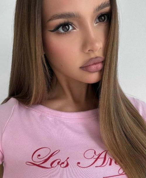 Валя карнавал удивила своих поклонников новым фото в платье, которое очень напоминает свадебное!  