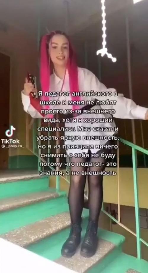 Только в том случае, если ты старая и не красивая, тебе можно фиолетовые волосы, если молодая красотка то нет. 01