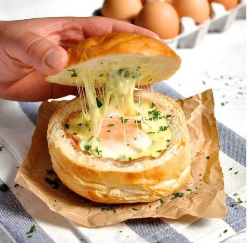 Горячие булочки с яйцом? 


