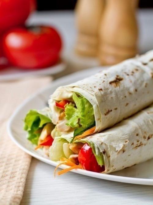 Ролл из лаваша с курицей и овощами.