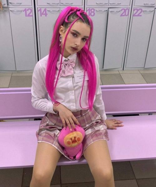 Только в том случае, если ты старая и не красивая, тебе можно фиолетовые волосы, если молодая красотка то нет. 02