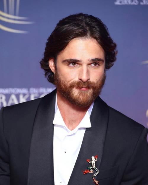 27-Летний актер Джейкоб элорди всех своим новым стилем поразил. 01