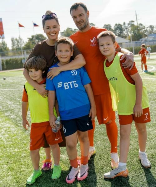 Мария Кожевникова позировала в купальнике вместе с четырьмя своими сыновьями на отдыхе. 01