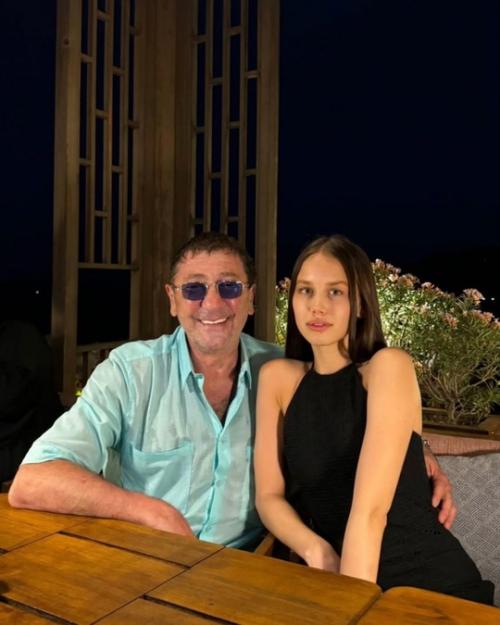 Девушка Григория Лепса, Аврора киба, решила пошутить над своим парнем в социальных сетях. 01