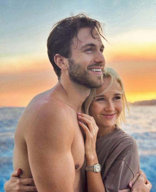 Основной причиной расставания Клавы коки с её парнем стало её желание стать мамой. 01