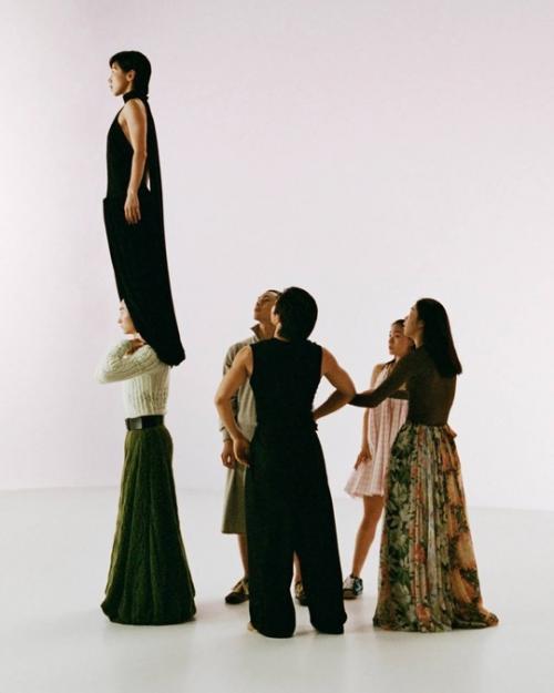 Loewe совместно с китайским ремесленником Сюн сонгтао выпустили лимитированную новогоднюю коллекцию, посвященную предстоящему году змеи. 01