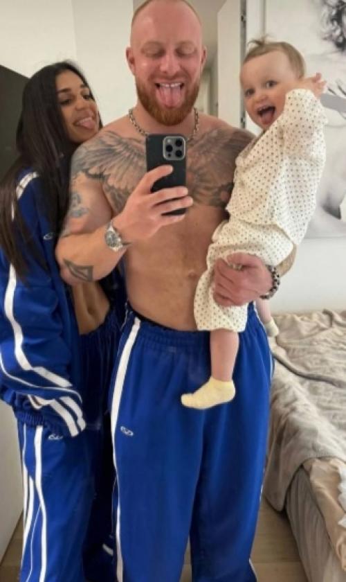 Леша свик впервые после примирения появился на публике с женой. 02