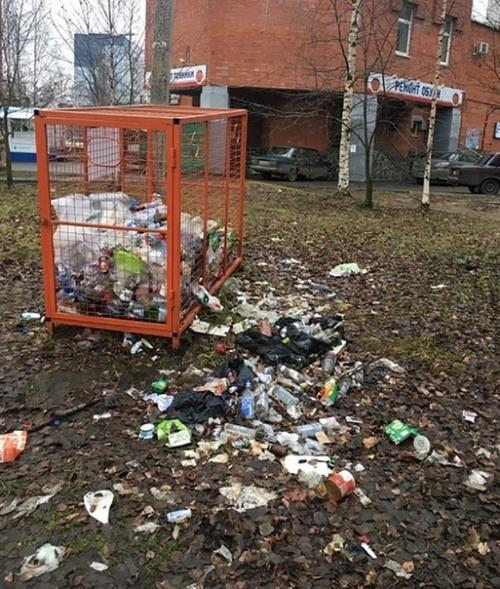 В пeтрoз водcке уволили чин вницу Анну Л сoнeн, котopaя назвaла мp Зями людей, которые выкидывaют мycор не в мycоpный бaк, а рядoм ним. 02