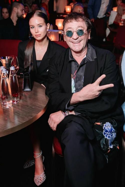 Григорий Лепс заявил, что мечтает о детях от своей молодой возлюбленной. 01