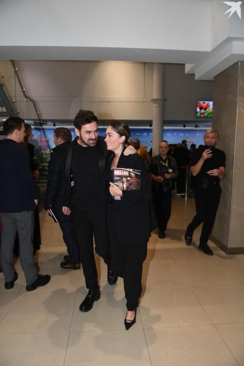 Всё серьёзно: Агата муцениеце и Пётр дранга целовались на премьере фильма. 01