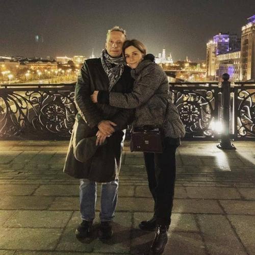 Одна из самых крепких пар отечественного шоу-бизнеса - актер и режиссер Иван охлобыстин и его супруга Оксана Арбузова вместе уже более 25 лет. 03