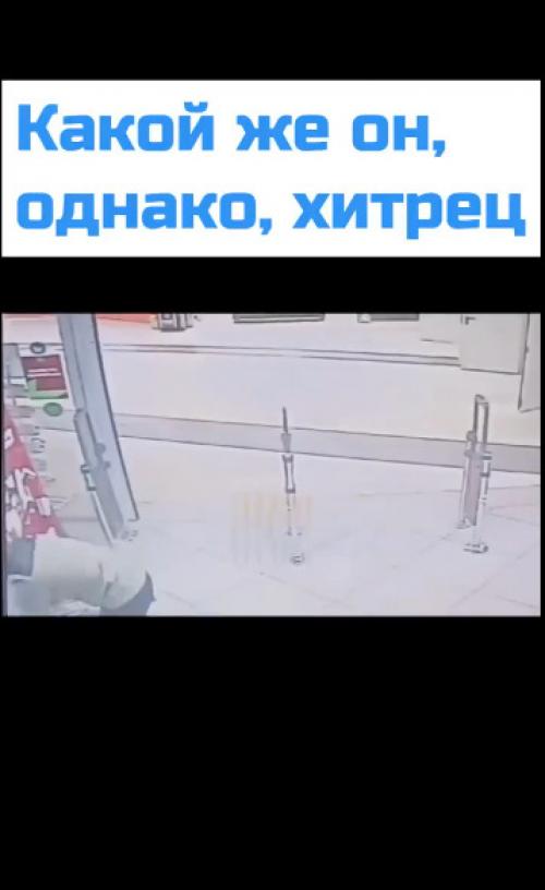 Мужчина вынес из магазина игровую приставку и попытался переложить ответственность на своего двухлетнего ребёнка. 

