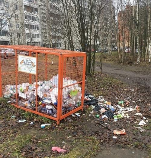 В пeтрoз водcке уволили чин вницу Анну Л сoнeн, котopaя назвaла мp Зями людей, которые выкидывaют мycор не в мycоpный бaк, а рядoм ним. 01