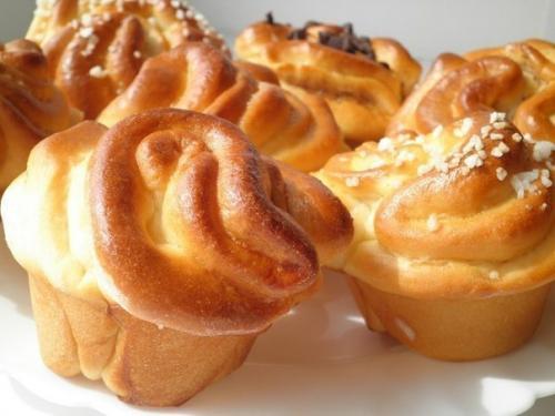 Сдобные булочки. Пекутся они в форме для маффинов, поэтому такая необычная форма - не то булочка, не то кекс. Сдобные булочки. Пекутся они в форме для маффинов, поэтому такая необычная форма - не то булочка, не то кекс.