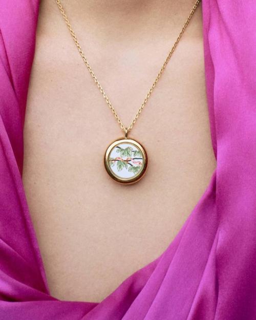 Loewe совместно с китайским ремесленником Сюн сонгтао выпустили лимитированную новогоднюю коллекцию, посвященную предстоящему году змеи. 02