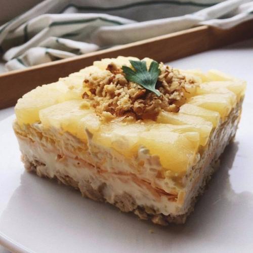 Cалат с курицей и ананасами. 
