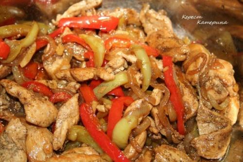 Курица с овощами.

