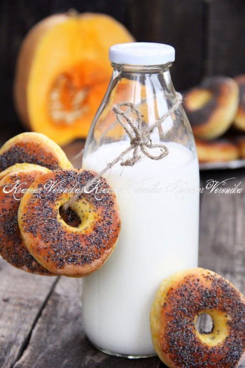 Тыквенные бублики.

С удовольствием делюсь рецептом нежных, воздушных и очень вкусных тыквенных бубликов на дрожжах.  