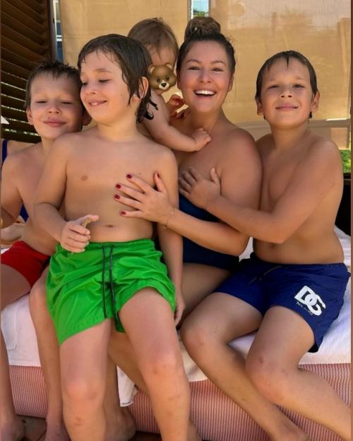 Мария Кожевникова позировала в купальнике вместе с четырьмя своими сыновьями на отдыхе.  