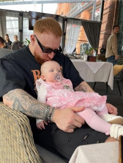 Леша свик впервые после примирения появился на публике с женой. 01