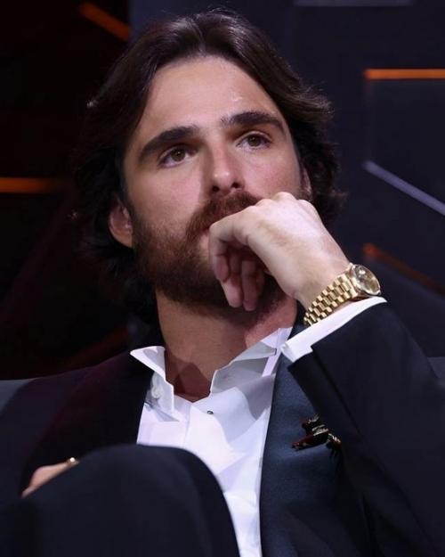 27-Летний актер Джейкоб элорди всех своим новым стилем поразил. 02