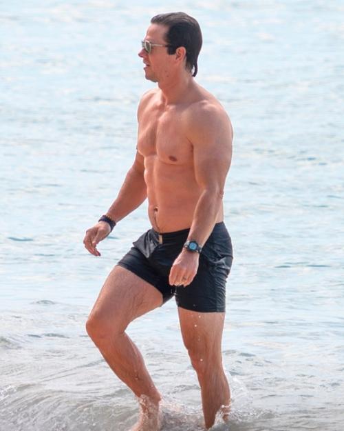 53-Летний Марк уолберг пользователей интернета своим телом удивил. 02